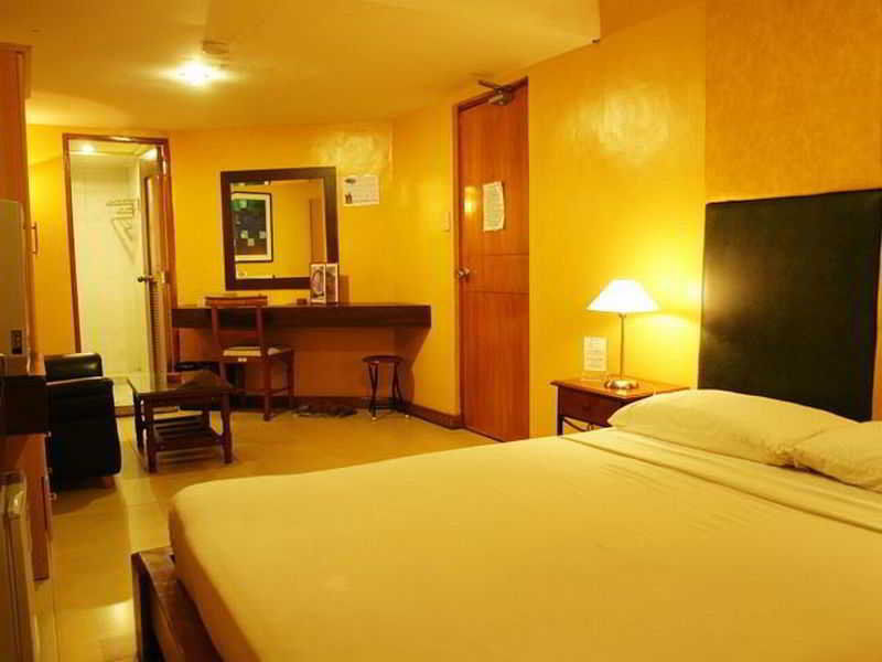 Sir William'S Hotel Quezon City Exterior photo